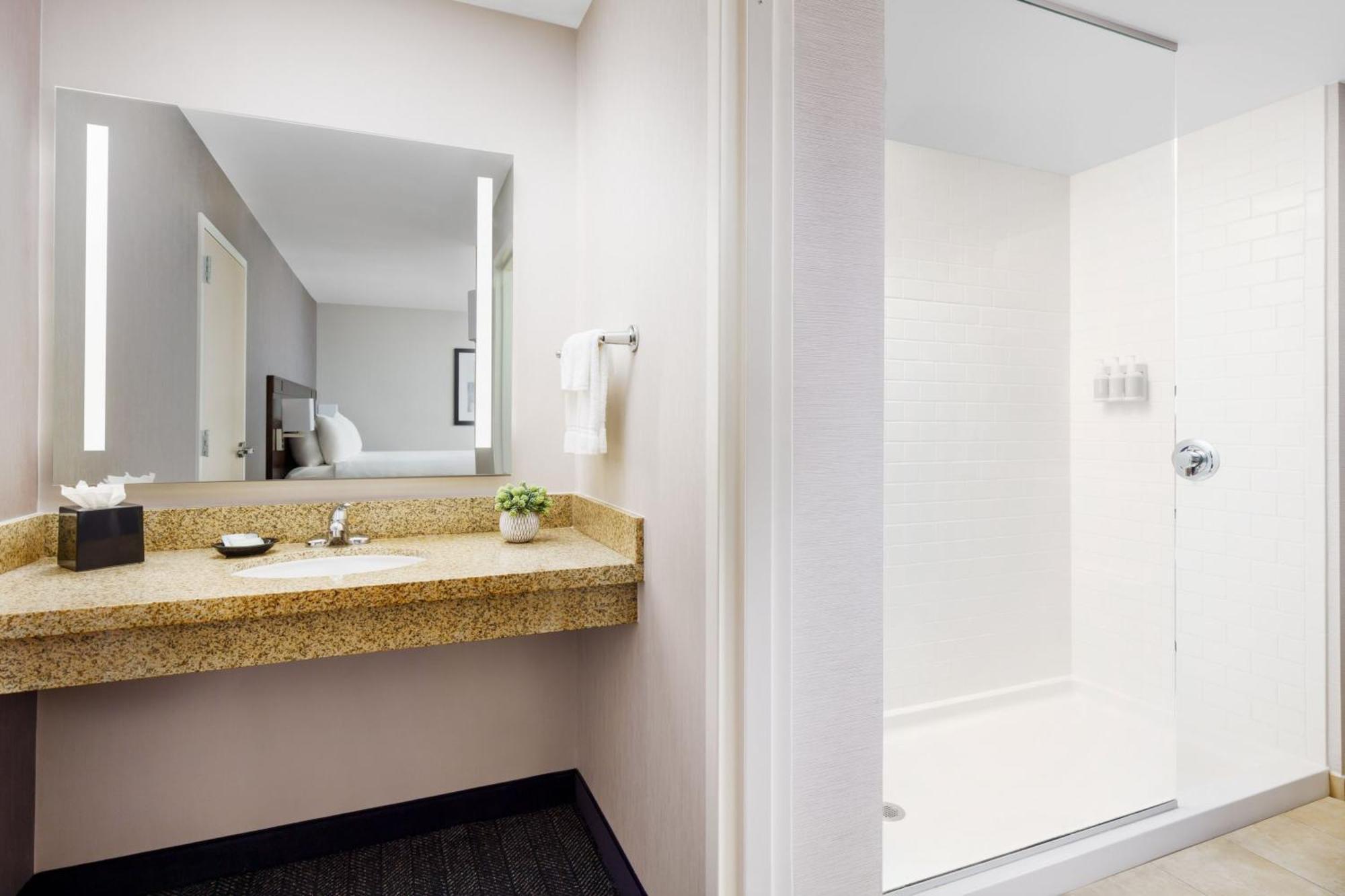 Courtyard Keene Downtown Bagian luar foto