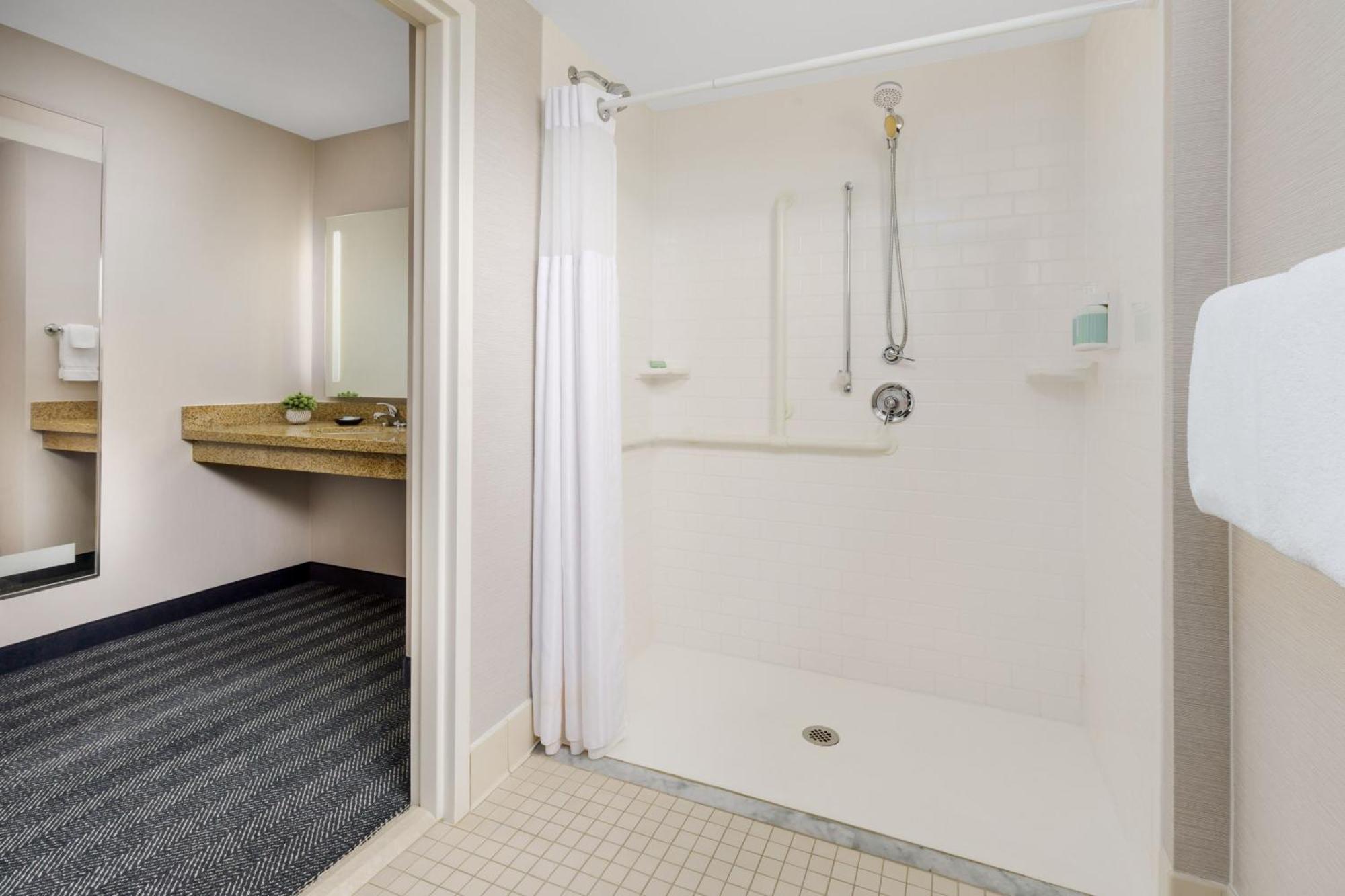 Courtyard Keene Downtown Bagian luar foto