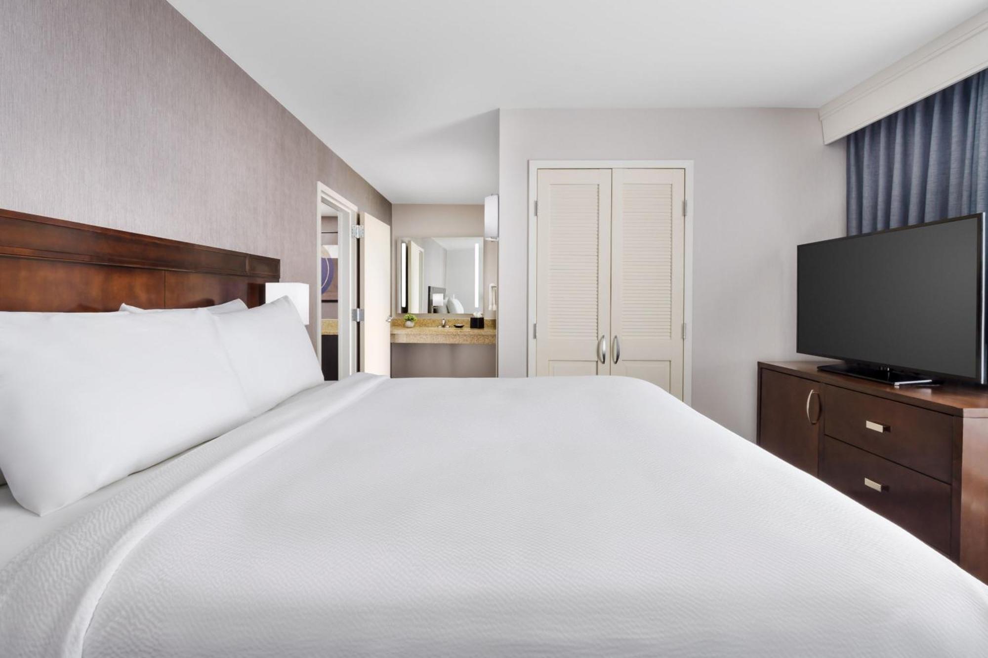 Courtyard Keene Downtown Bagian luar foto