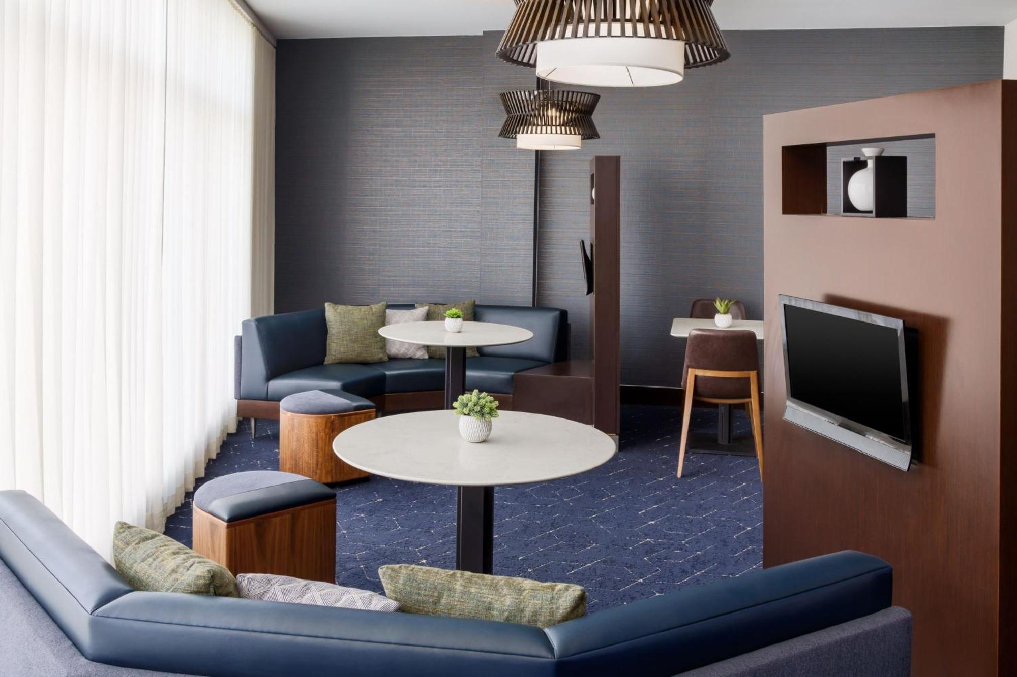 Courtyard Keene Downtown Bagian luar foto