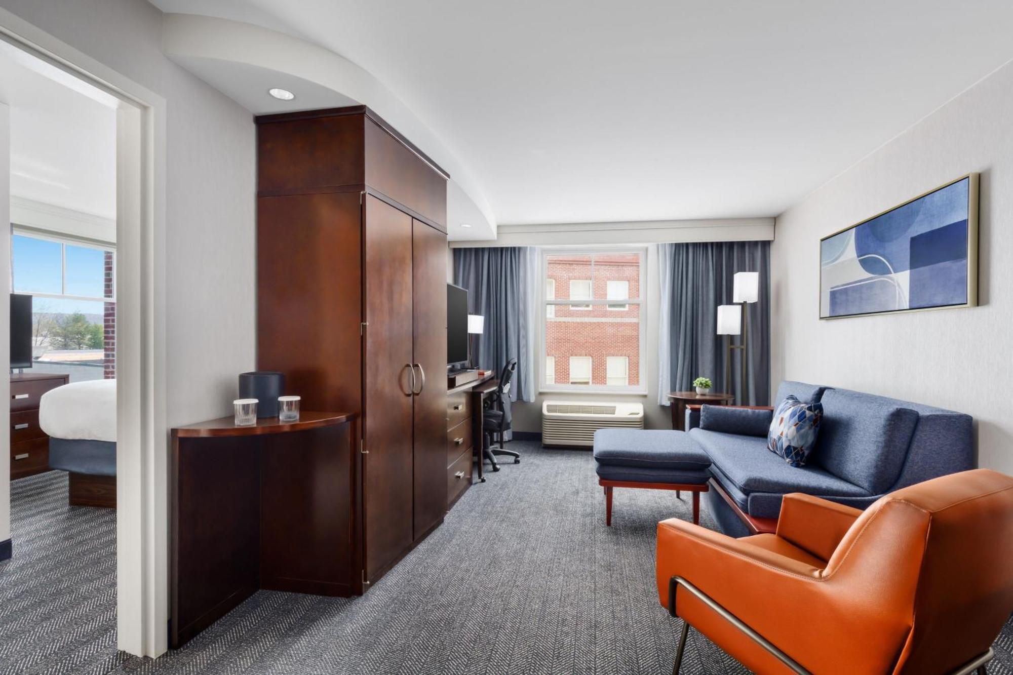 Courtyard Keene Downtown Bagian luar foto