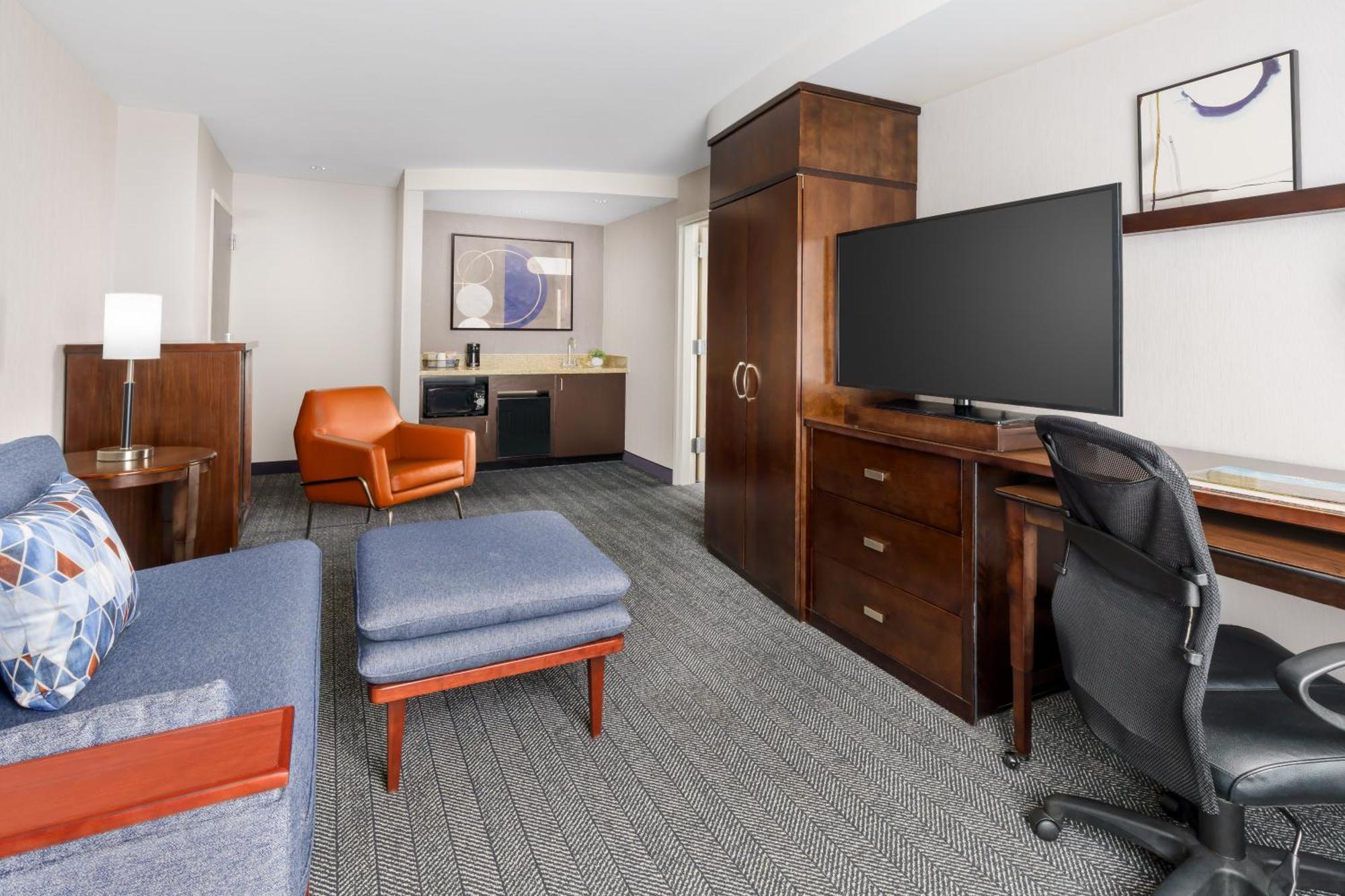 Courtyard Keene Downtown Bagian luar foto