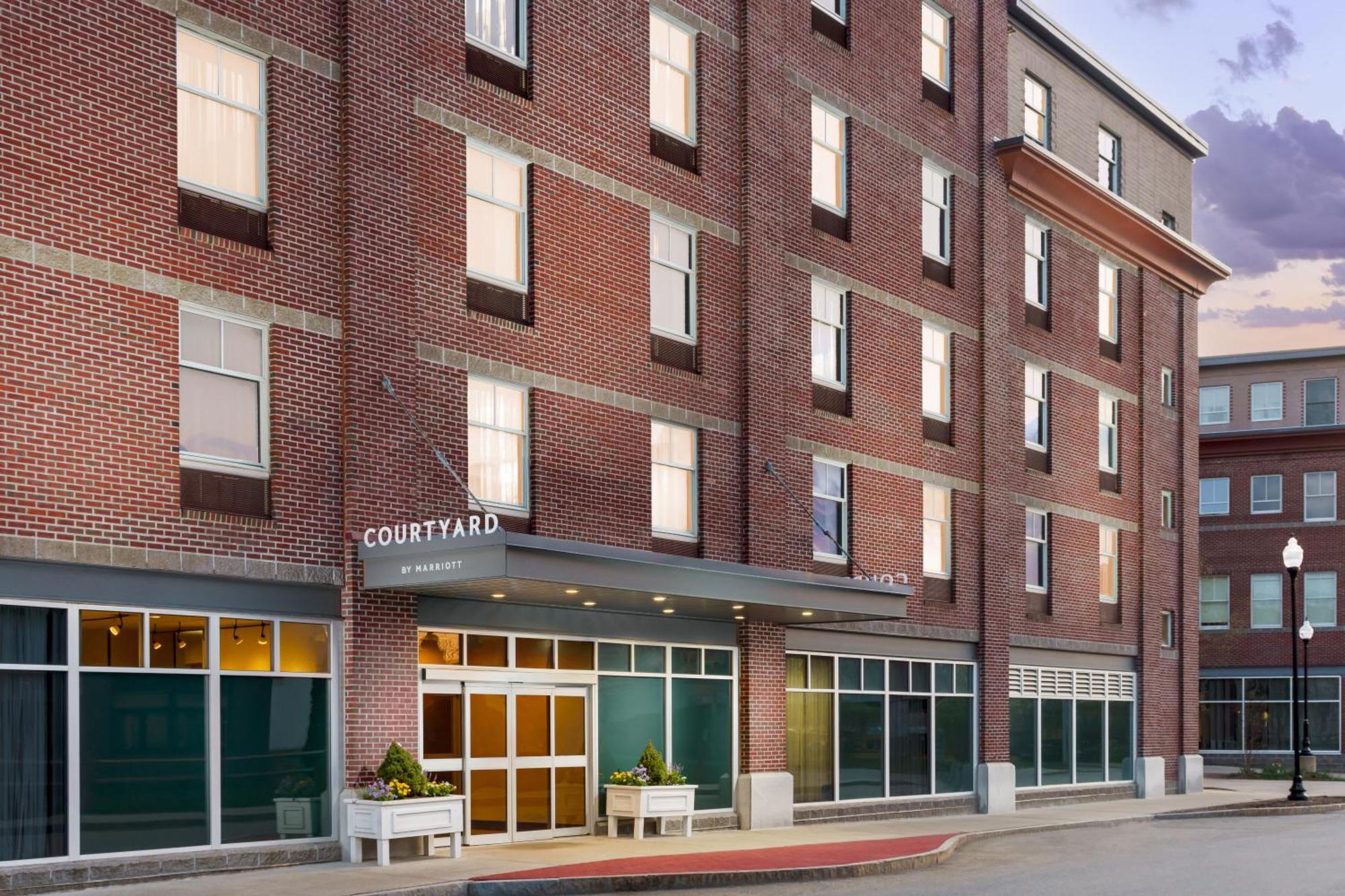 Courtyard Keene Downtown Bagian luar foto