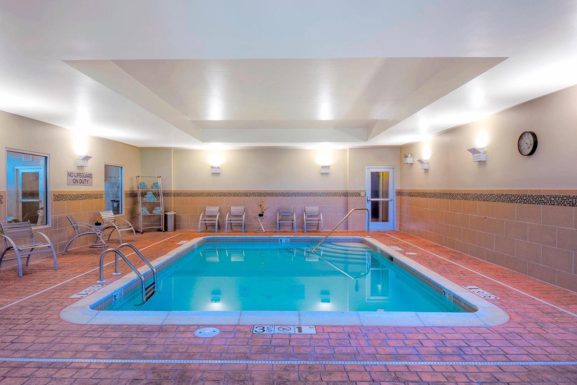 Courtyard Keene Downtown Bagian luar foto