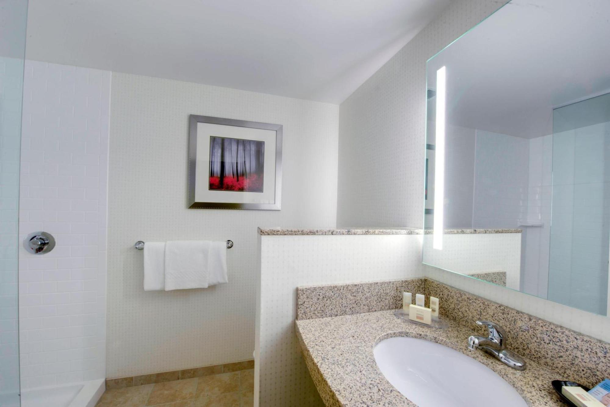 Courtyard Keene Downtown Bagian luar foto