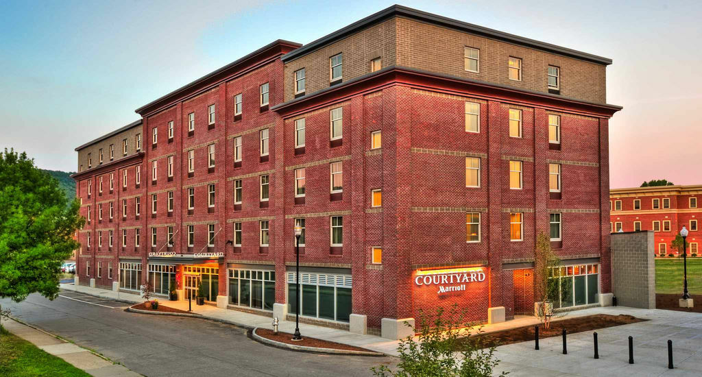 Courtyard Keene Downtown Bagian luar foto